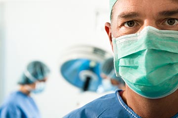 Visage du chirurgien prêt pour une prostatectomie