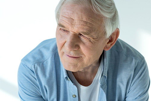 Homme âgé au prise avec un cancer de la prostate avancé