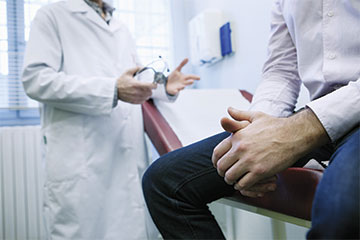 Discussion entre un urologue et un homme sur les traitements du cancer de la prostate