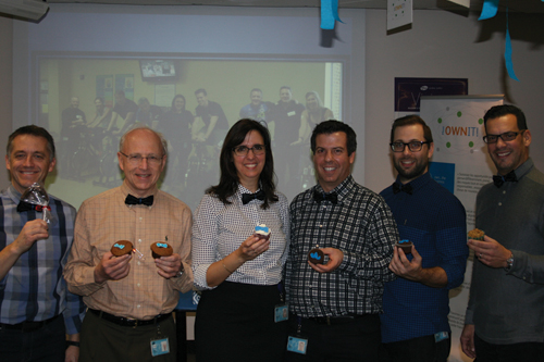 Cinq hommes et une femme montrent fièrement leur cupcake en soutien au cancer de la prostate durant la campagne Noeudvembre de PROCURE